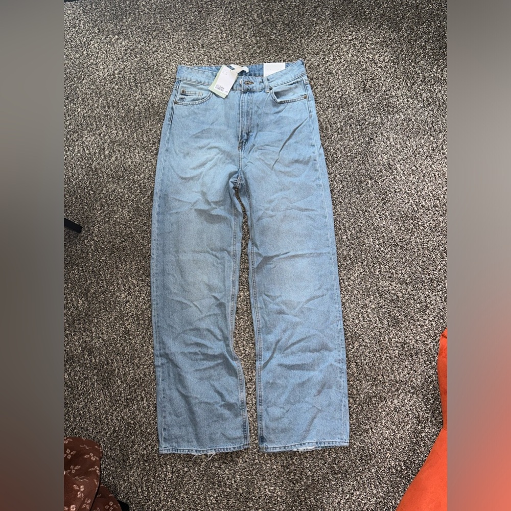 High waisted, wide legged jeans.